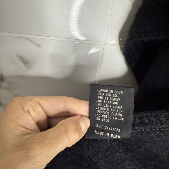 100% alpaca poncho women One Size Built In Scarf Button Down Black Made In Peru - Picture 3 of 7